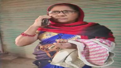 Moped-riding couple robbed: Bike-borne criminals snatched the woman's purse while they were going to the market.