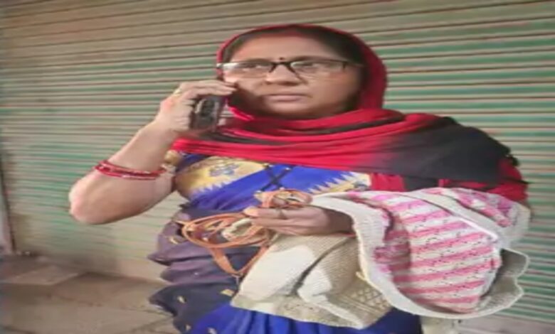 Moped-riding couple robbed: Bike-borne criminals snatched the woman's purse while they were going to the market.