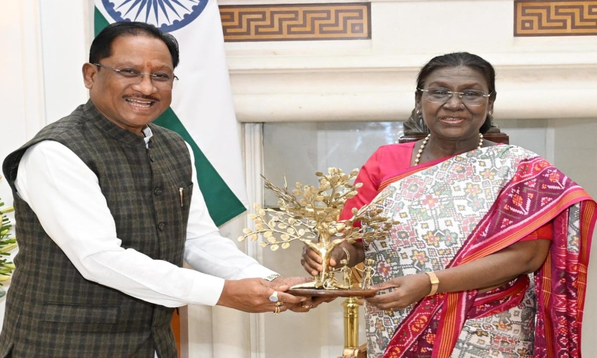 Chief Minister Sai paid a courtesy visit to President Draupadi Murmu and invited her to 'Bastar Pandum 2026'.