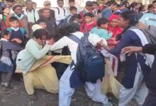 Schoolgirl beaten up on suspicion of having an affair with her husband; a commotion ensued in the middle of the street.