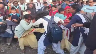 Schoolgirl beaten up on suspicion of having an affair with her husband; a commotion ensued in the middle of the street.