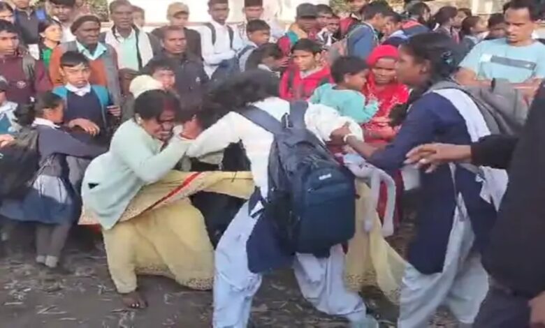 Schoolgirl beaten up on suspicion of having an affair with her husband; a commotion ensued in the middle of the street.