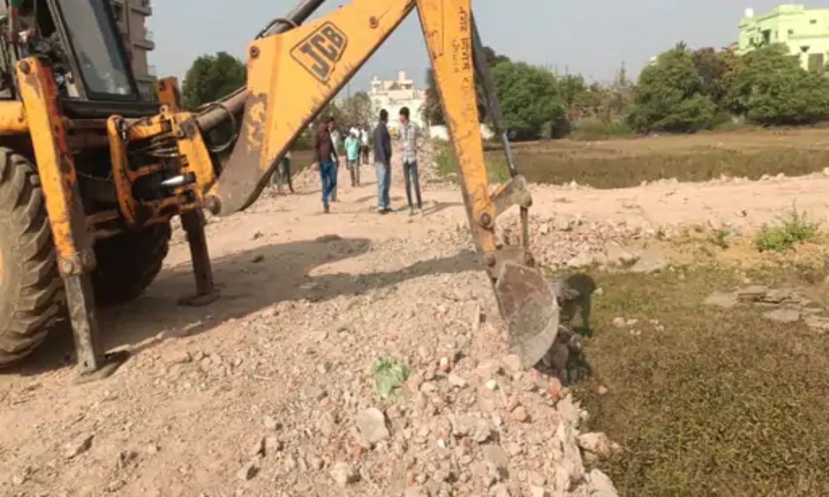 In Raipur, the municipal corporation's bulldozer demolished illegal constructions on a 7-acre plot of land, and an FIR will be filed against the builder.