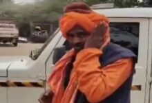 भगवा कपड़े पहनकर भीख मांग रहा युवक मुस्लिम निकला,सवालों में घिरते ही रोने लगा; बजरंग दल ने थाने पहुंचाया