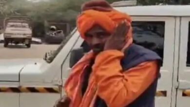 भगवा कपड़े पहनकर भीख मांग रहा युवक मुस्लिम निकला,सवालों में घिरते ही रोने लगा; बजरंग दल ने थाने पहुंचाया