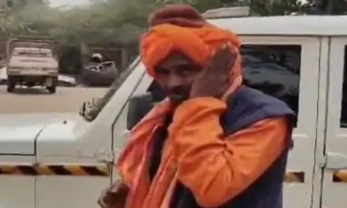 भगवा कपड़े पहनकर भीख मांग रहा युवक मुस्लिम निकला,सवालों में घिरते ही रोने लगा; बजरंग दल ने थाने पहुंचाया