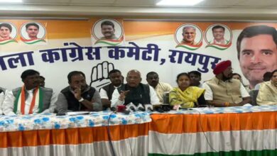 The Congress party will hold a fast beneath Mahatma Gandhi's statue and stage a day-long protest as part of the 'Save MNREGA' movement.