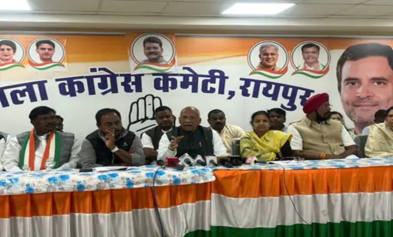 The Congress party will hold a fast beneath Mahatma Gandhi's statue and stage a day-long protest as part of the 'Save MNREGA' movement.