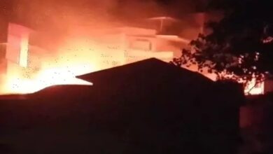 Massive fire in Arki market of Solan: 8 people missing, a child burned alive, 6 houses gutted.