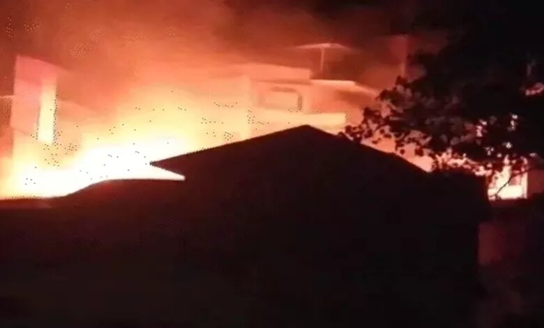 Massive fire in Arki market of Solan: 8 people missing, a child burned alive, 6 houses gutted.