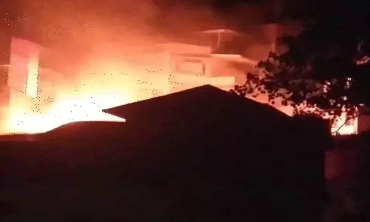 Massive fire in Arki market of Solan: 8 people missing, a child burned alive, 6 houses gutted.