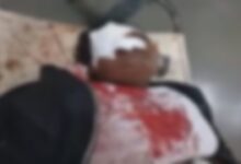 A young woman was hit on the head with a bottle in a beer bar; she died during treatment. Her family members surrounded the police station.