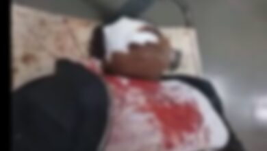 A young woman was hit on the head with a bottle in a beer bar; she died during treatment. Her family members surrounded the police station.