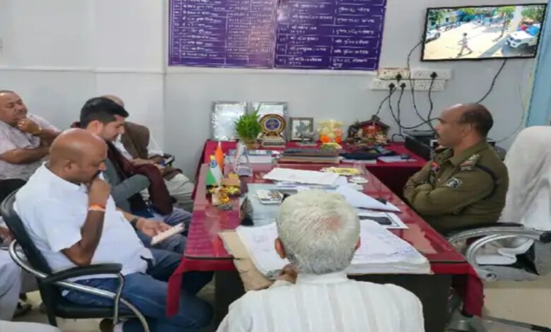 Jewelry traders alleged that the BJP district president of Dantewada called them to his house and assaulted them.