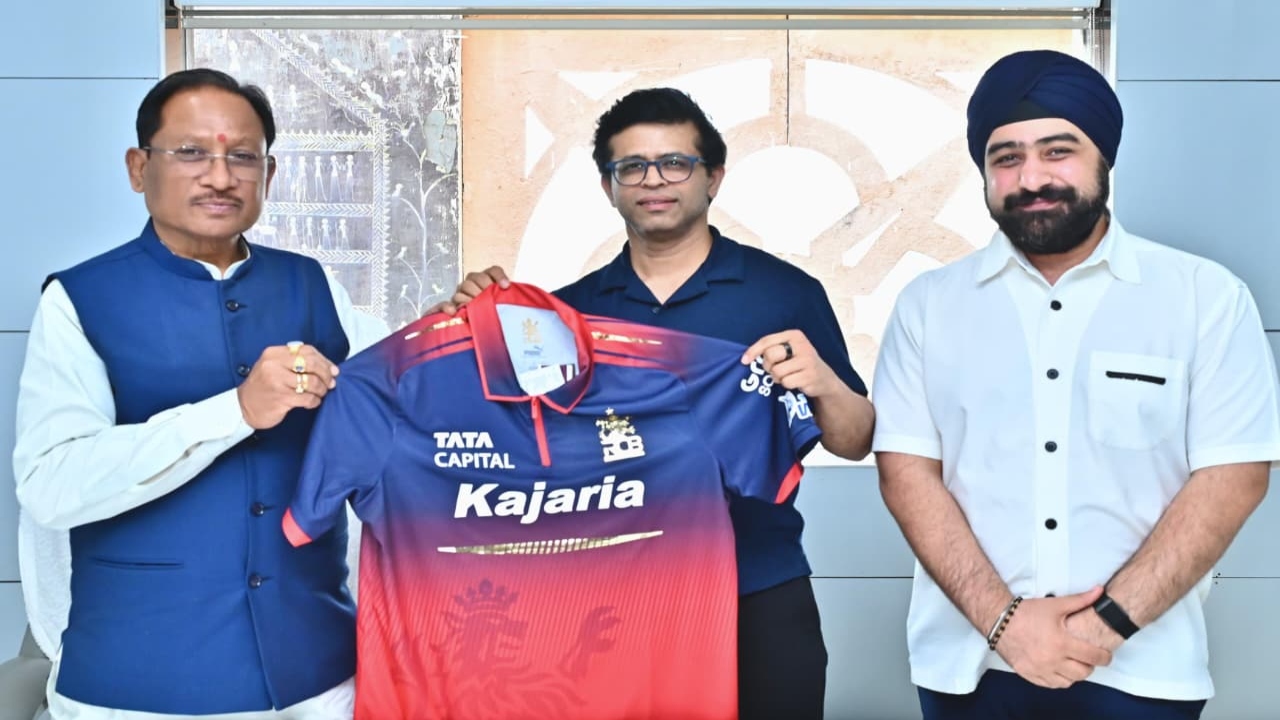 छत्तीसगढ़ में आईपीएल की तैयारी, मुख्यमंत्री विष्णु देव साय को आरसीबी का जर्सी भेंट