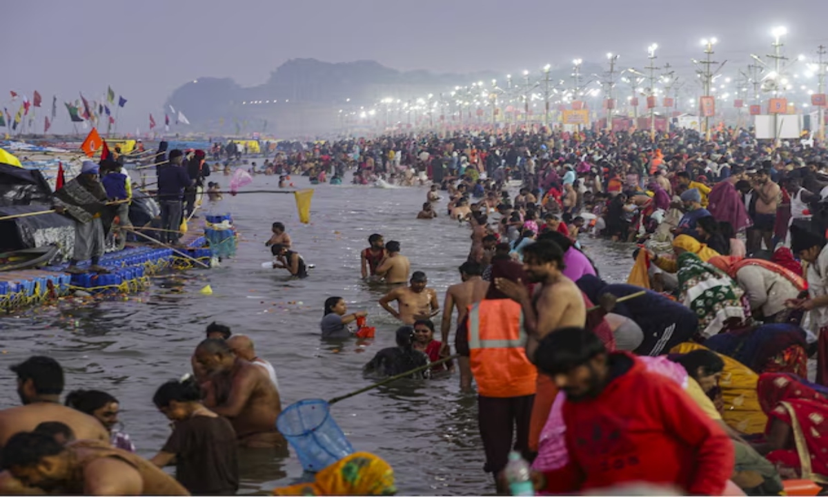 Makar Sankranti: 21 lakh devotees took a dip in the holy waters at Prayagraj.
