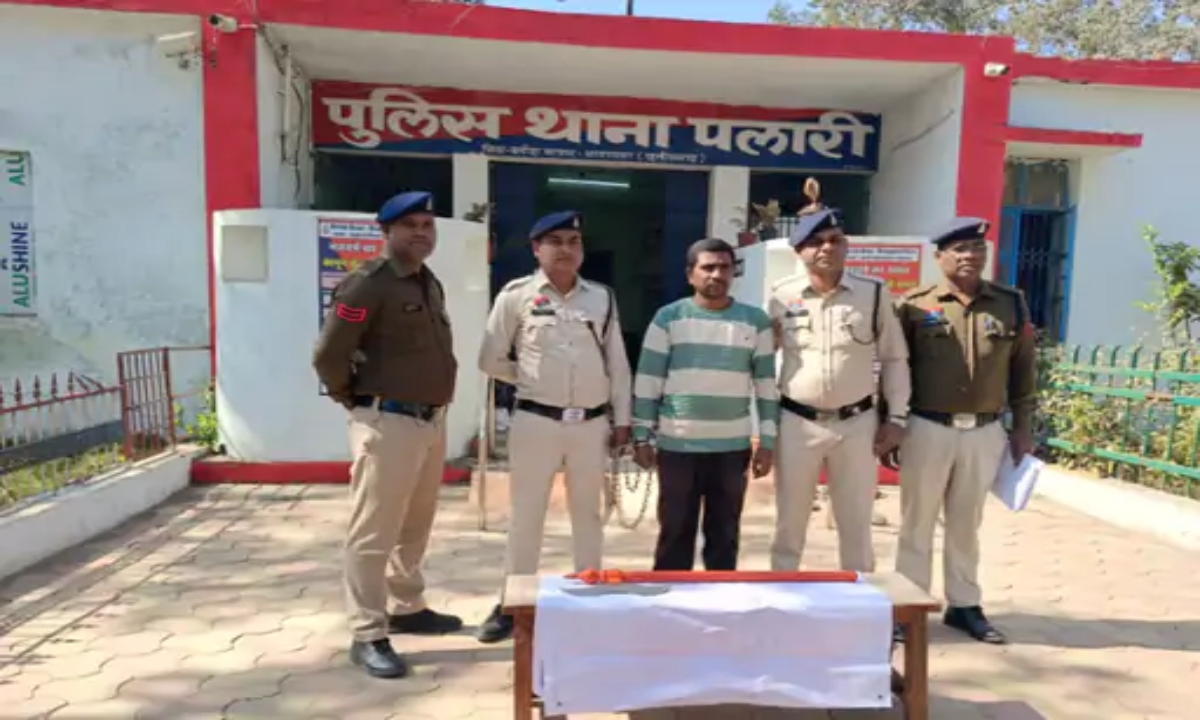 Bloodshed over 6 inches of land: Nephew slits uncle's throat with an axe, arrested.