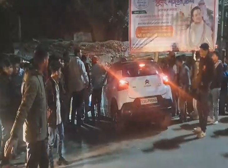 A speeding car crashed into a shop in Raipur; passersby beat up the driver and handed him over to the police.