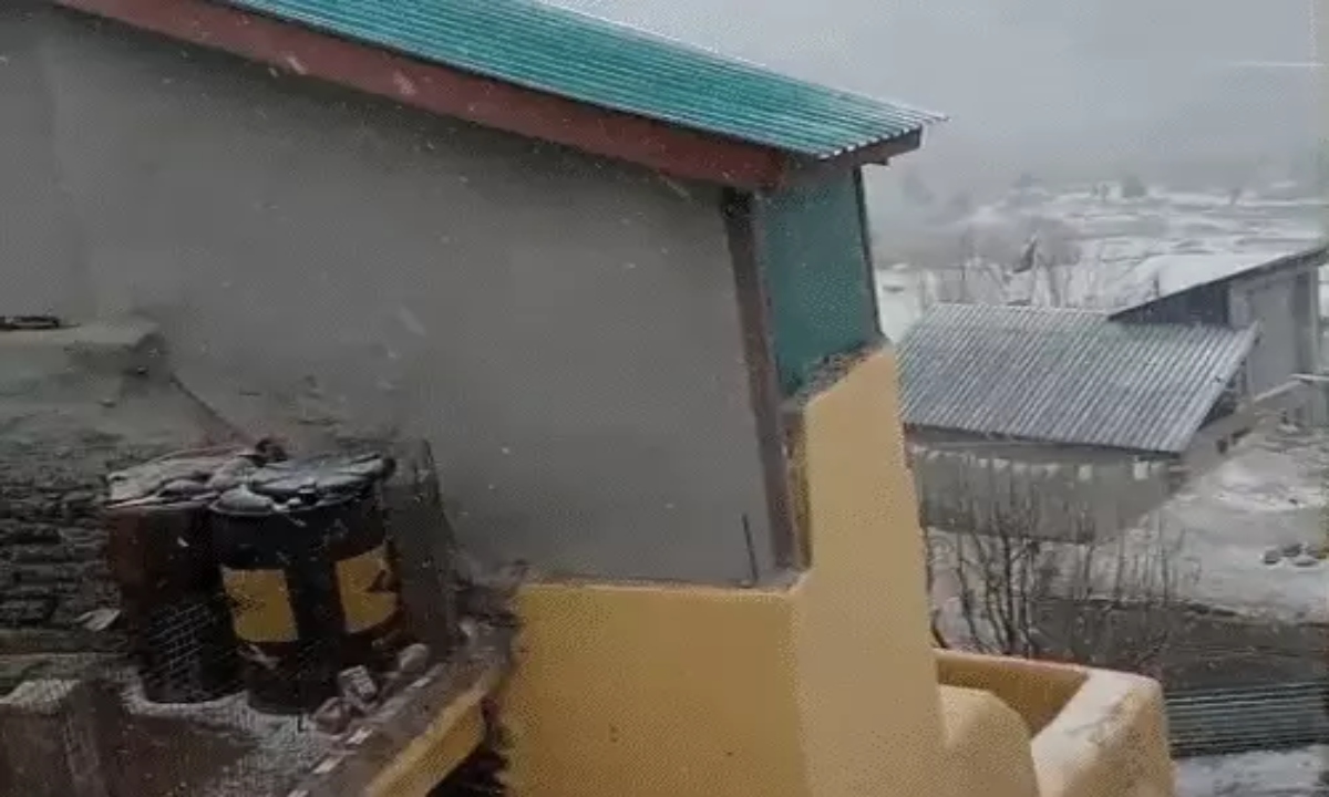 Snowfall in Kashmir and Himachal Pradesh, dense fog in 53 cities of Uttar Pradesh; cold wave conditions prevail in Rajasthan and Chhattisgarh.