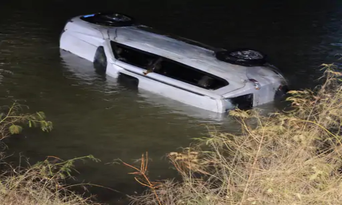 A Scorpio SUV fell into a pond in Jagdalpur, killing three friends.