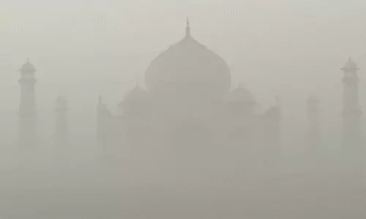 The temperature in Sonamarg dropped to minus 8.9°C, snowfall occurred in Himachal Pradesh; hailstones fell in Aligarh, Uttar Pradesh, and inclement weather is expected in 9 states.