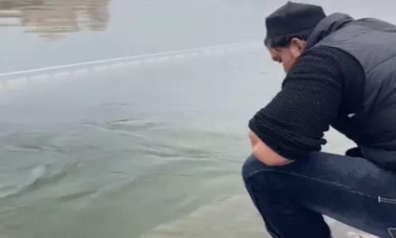 The young man who rinsed his mouth in the Golden Temple pond has apologized for the second time.