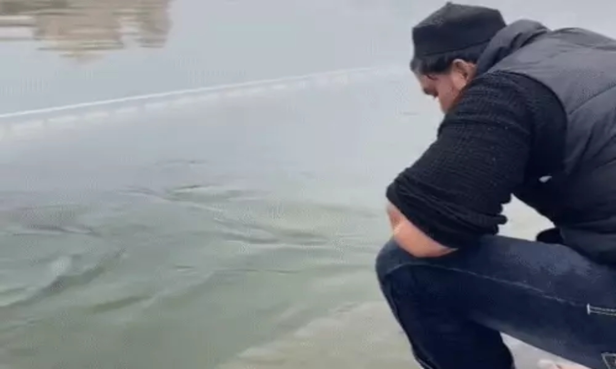 The young man who rinsed his mouth in the Golden Temple pond has apologized for the second time.