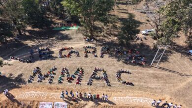 In Karmari, villagers formed a human chain to convey the message of 'Self-reliant village – Developed India'.