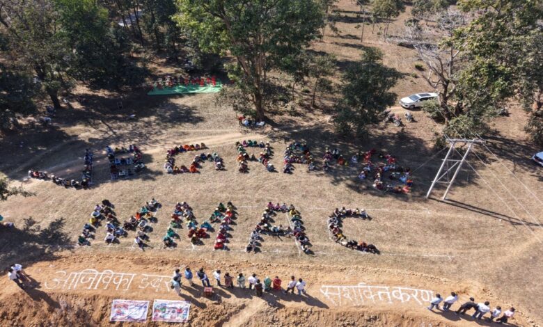 In Karmari, villagers formed a human chain to convey the message of 'Self-reliant village – Developed India'.