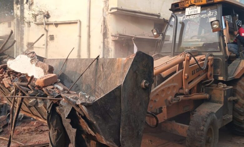 बच्ची से रेप के आरोपी का घर जमींदोज, अलसुबह पहुंची निगम टीम ने चलाया बुलडोजर
