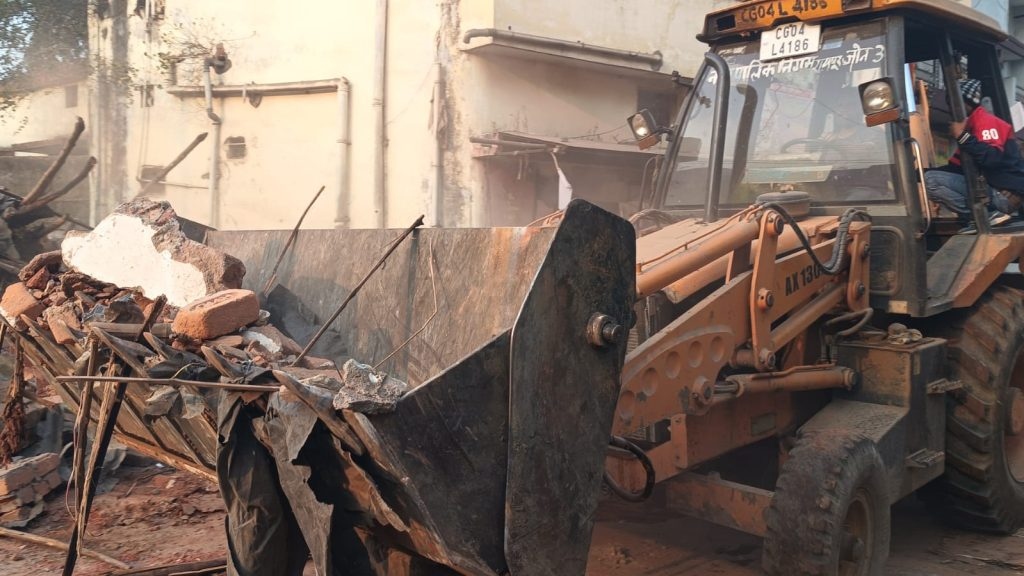 बच्ची से रेप के आरोपी का घर जमींदोज, अलसुबह पहुंची निगम टीम ने चलाया बुलडोजर