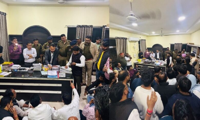 Allegations of irregularities in the SIR process: Congress stages protest at the Tehsil office.