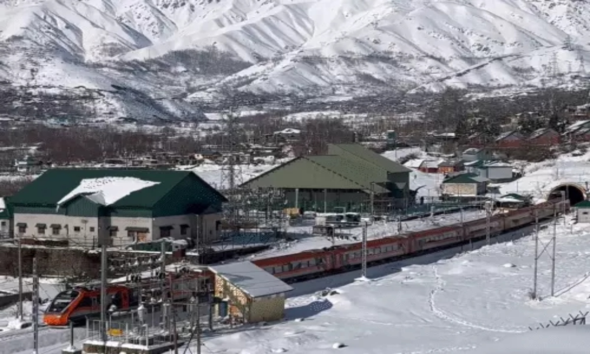 Snowfall in Jammu and Kashmir, temperature drops to minus 7° in Himachal Pradesh.
