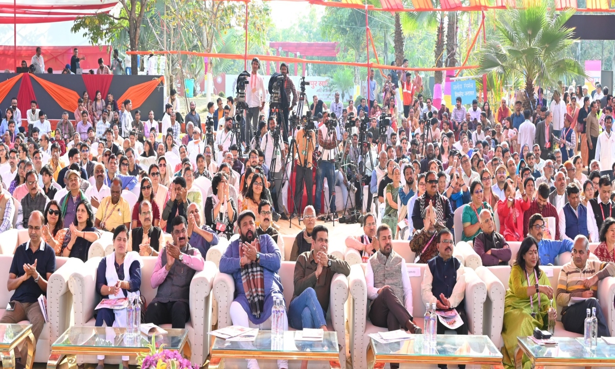 The Raipur Literature Festival featured Chhattisgarh poetry recitation, a literary stage adorned with folk language and emotions.