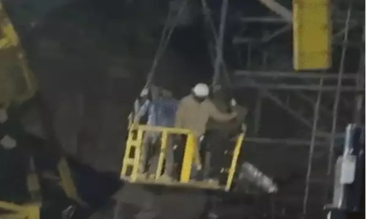 Centering of a bridge pillar under construction collapses: One worker killed, two seriously injured.