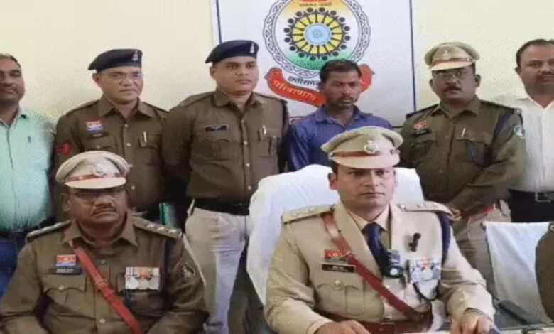 The boyfriend killed his girlfriend by crushing her with a stone.