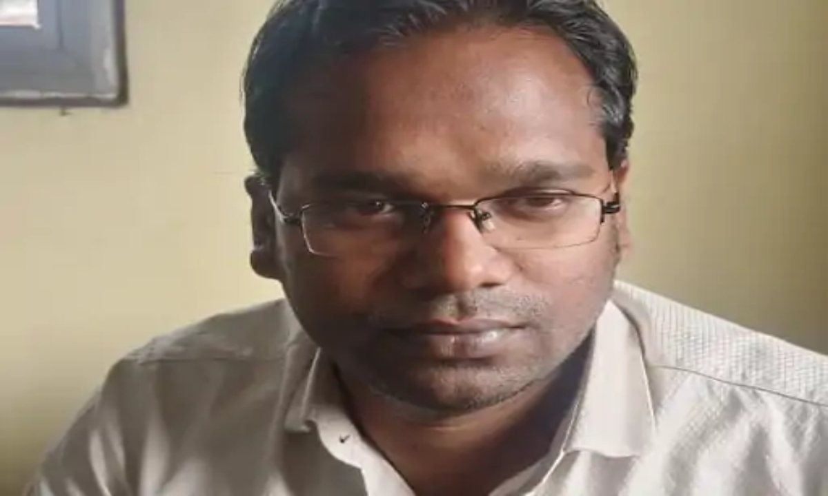 In Korba, the ACB (Anti-Corruption Bureau) arrested an assistant engineer red-handed while accepting a bribe of 50,000 rupees.