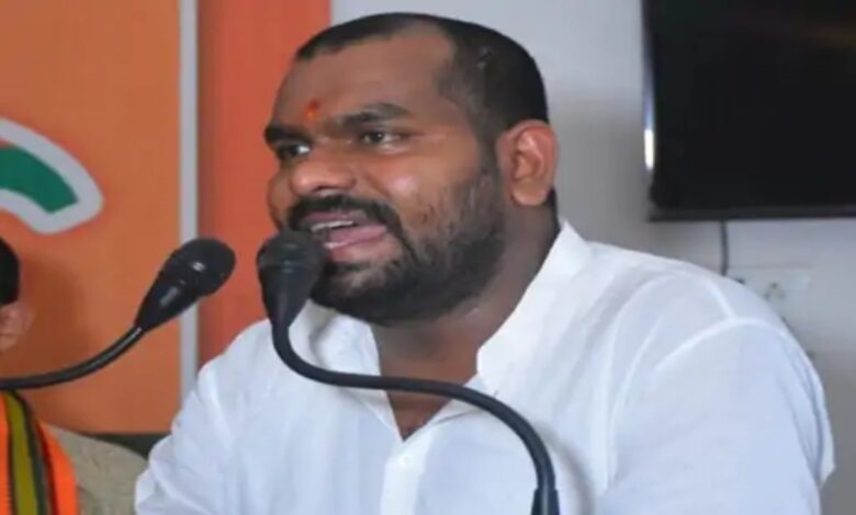 Hospital incident in Mungeli: BJYM district president booked for threatening a doctor.