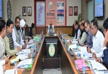 The Chief Secretary honored the officers and employees who performed outstandingly in e-office work.