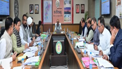 The Chief Secretary honored the officers and employees who performed outstandingly in e-office work.