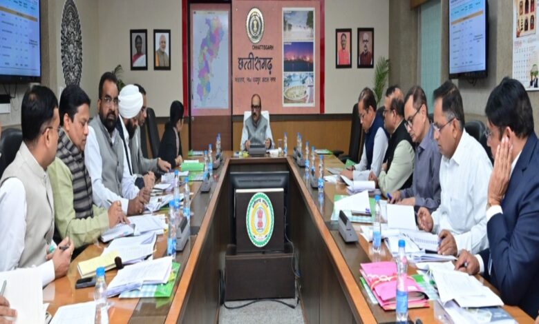 The Chief Secretary honored the officers and employees who performed outstandingly in e-office work.