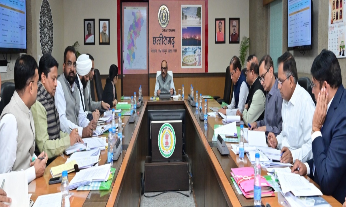 The Chief Secretary honored the officers and employees who performed outstandingly in e-office work.