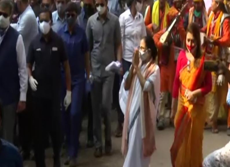 Mamata said that 4 suicides are happening every day in Bengal because of the SIR (Special Investigation Team).