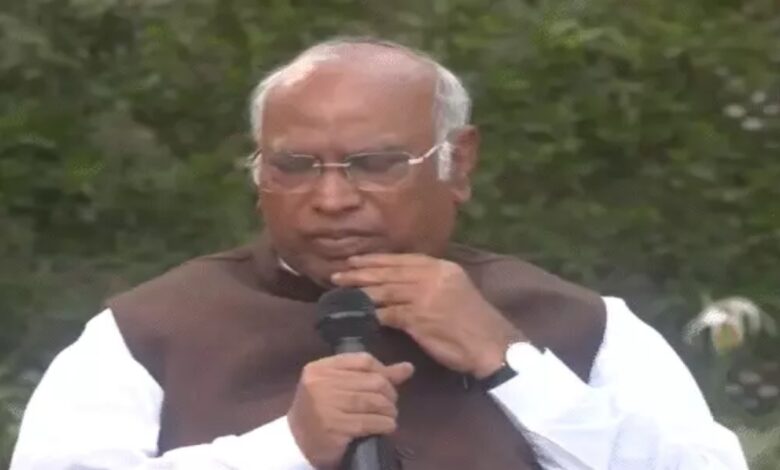 Kharge said, "Why is Modi bowing down before Trump? The situation in Venezuela is a cause for concern."