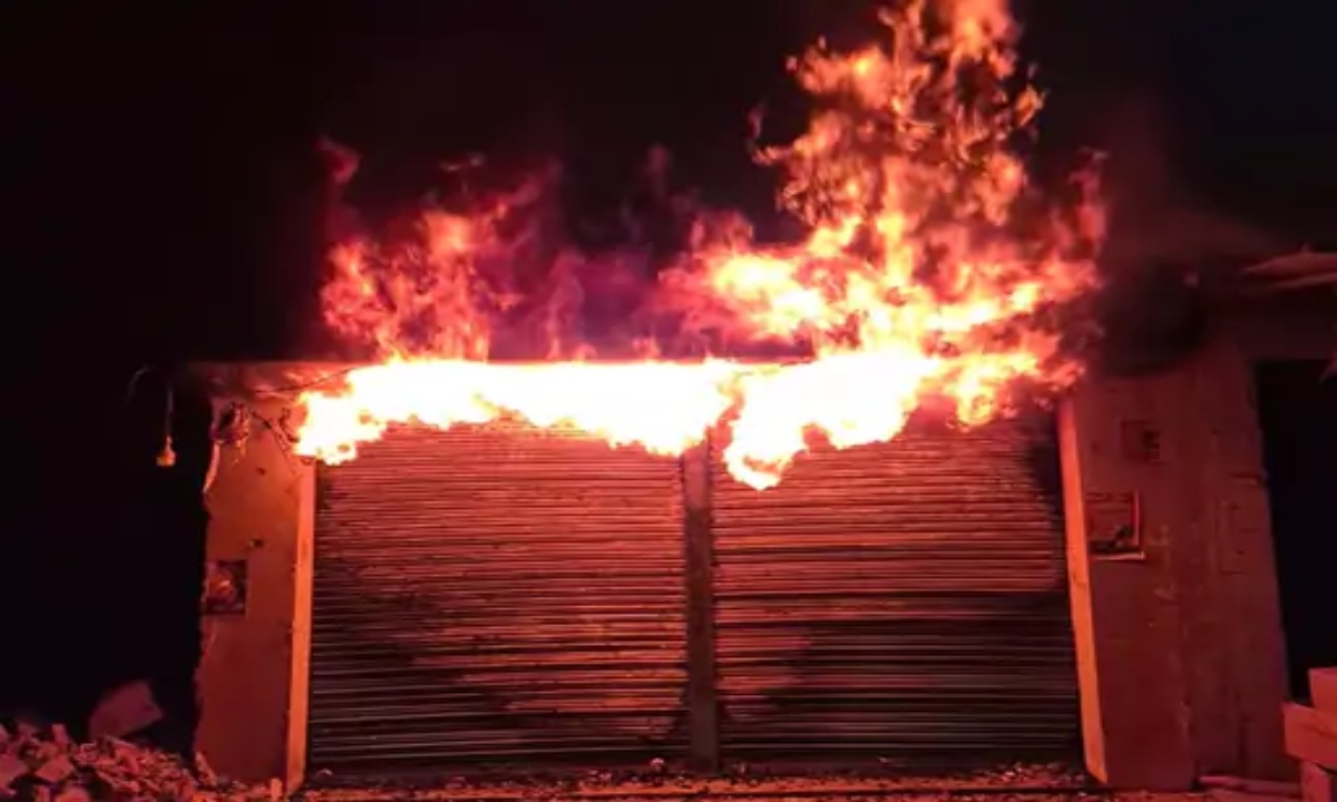 A massive fire broke out in a clothing store in Surguja, destroying goods worth 30 lakh rupees.