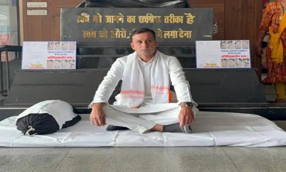 Congress councilor begins indefinite protest, opposing the lack of approval for road construction.