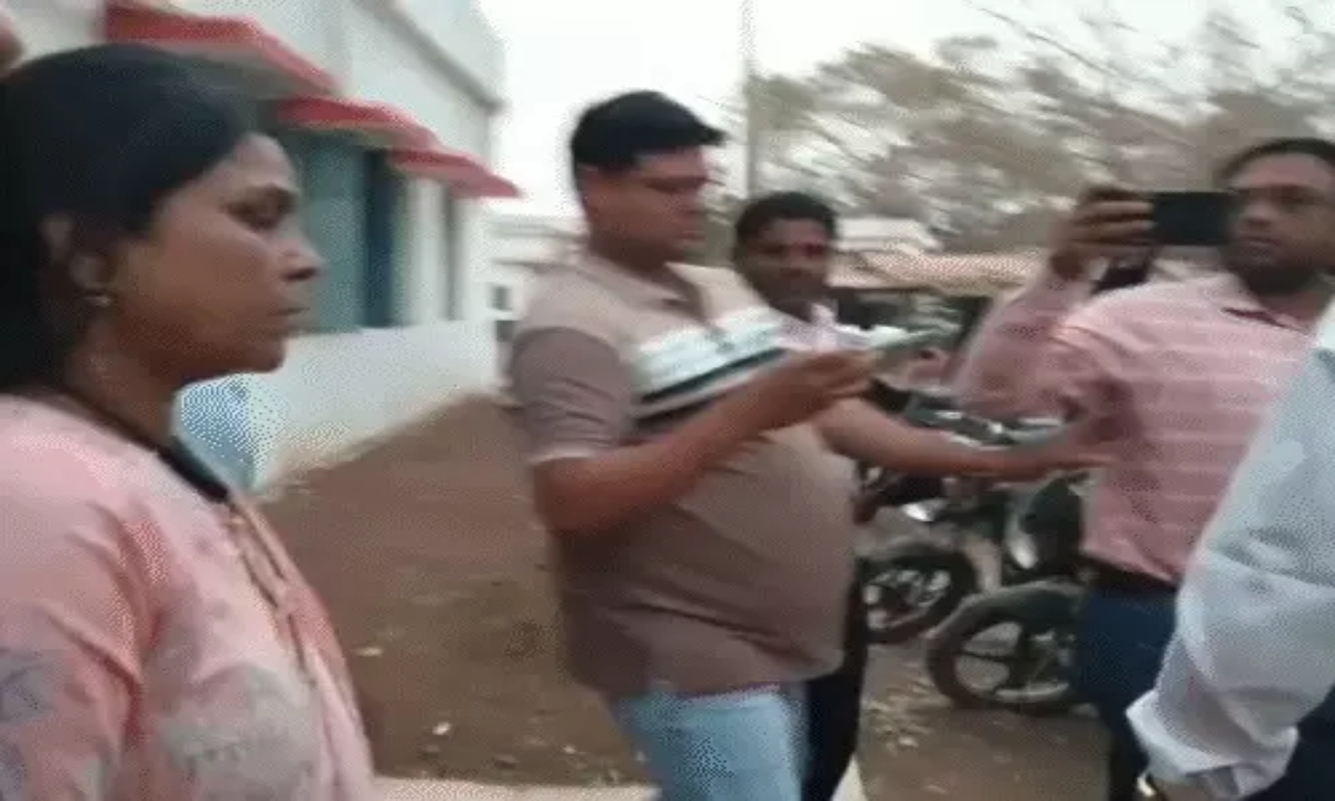 An additional tehsildar and a patwari were arrested in Janjgir-Champa for accepting a bribe of Rs. 35,000.