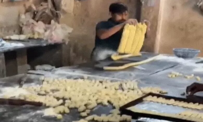 Bread, toast, and donuts were being made amidst flies in Raipur.
