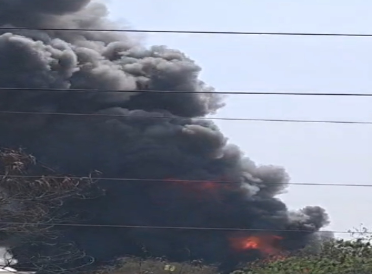 A fire broke out at Kaveri Industries, causing panic; fire brigade and police teams have arrived at the scene.