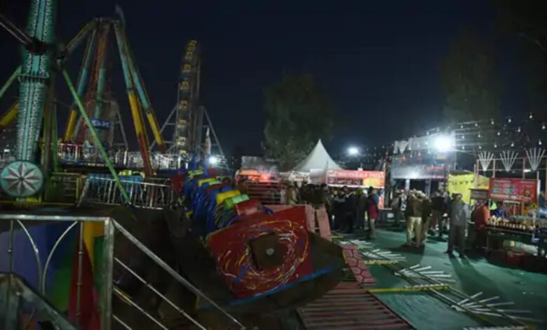 Swing collapses at Surajkund fair, VIDEO: Police inspector dies, 12 injured